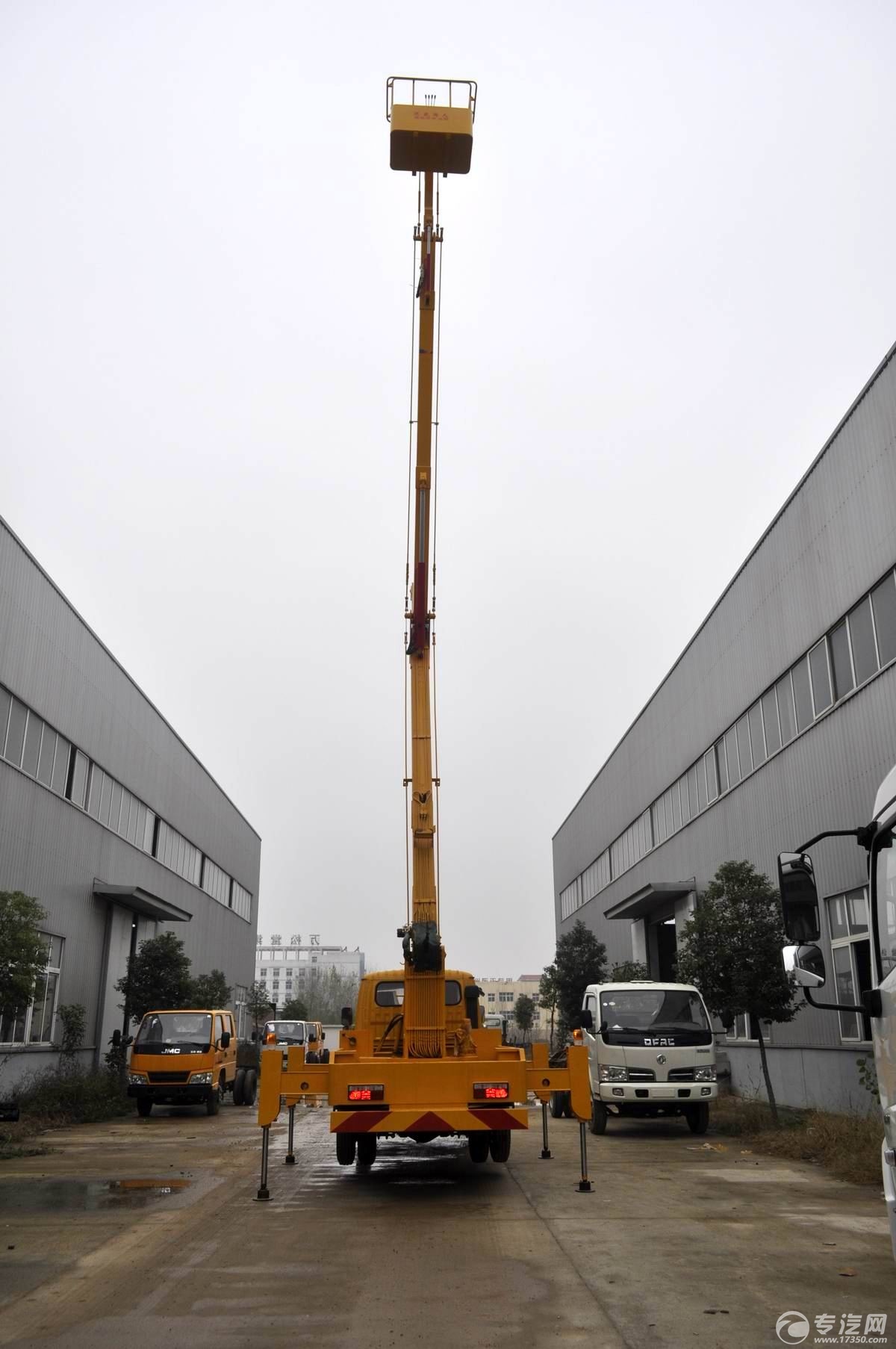 东风凯普特14米高空作业车展开后正后面