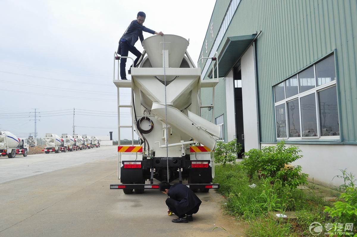 陕汽华康混凝土搅拌车后面图