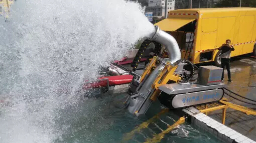 龙岩侨龙公司生产的"龙吸水"吸排水专用车