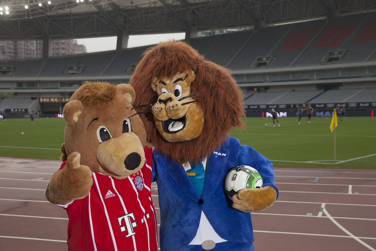 拜仁慕尼黑球队与曼恩的吉祥物.jpg