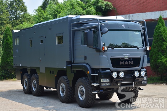 这款国产8x8越野房车售价990万 你未必买得到
