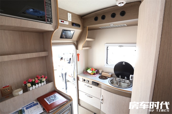 长沙发加卡座还配拓展德兴c型房车亮相南京房车展