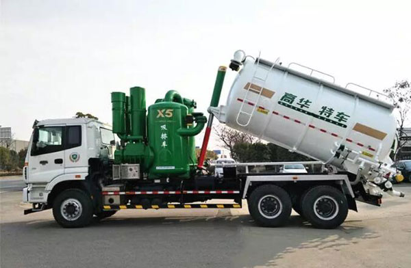 首批欧曼吸排车交付首钢集团被赞环保高效生产革新典范