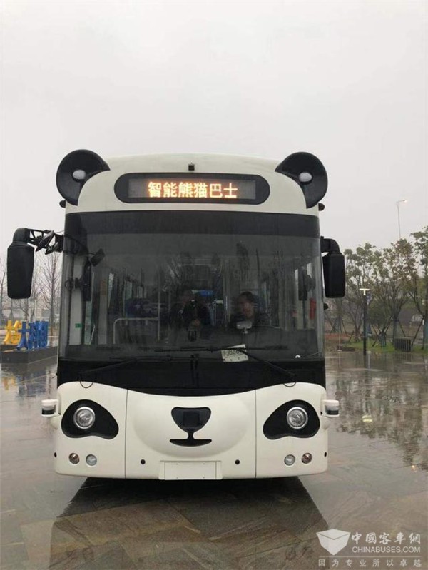 熊猫无人驾驶公交车亮相赣江新区配备多种黑科技
