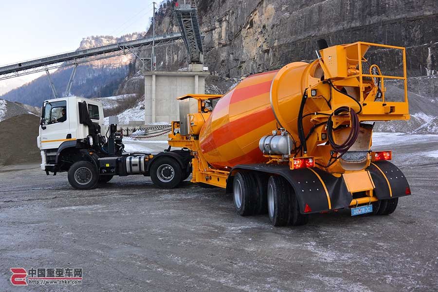 地下施工专用利勃海尔低高度半挂电驱动搅拌车交付