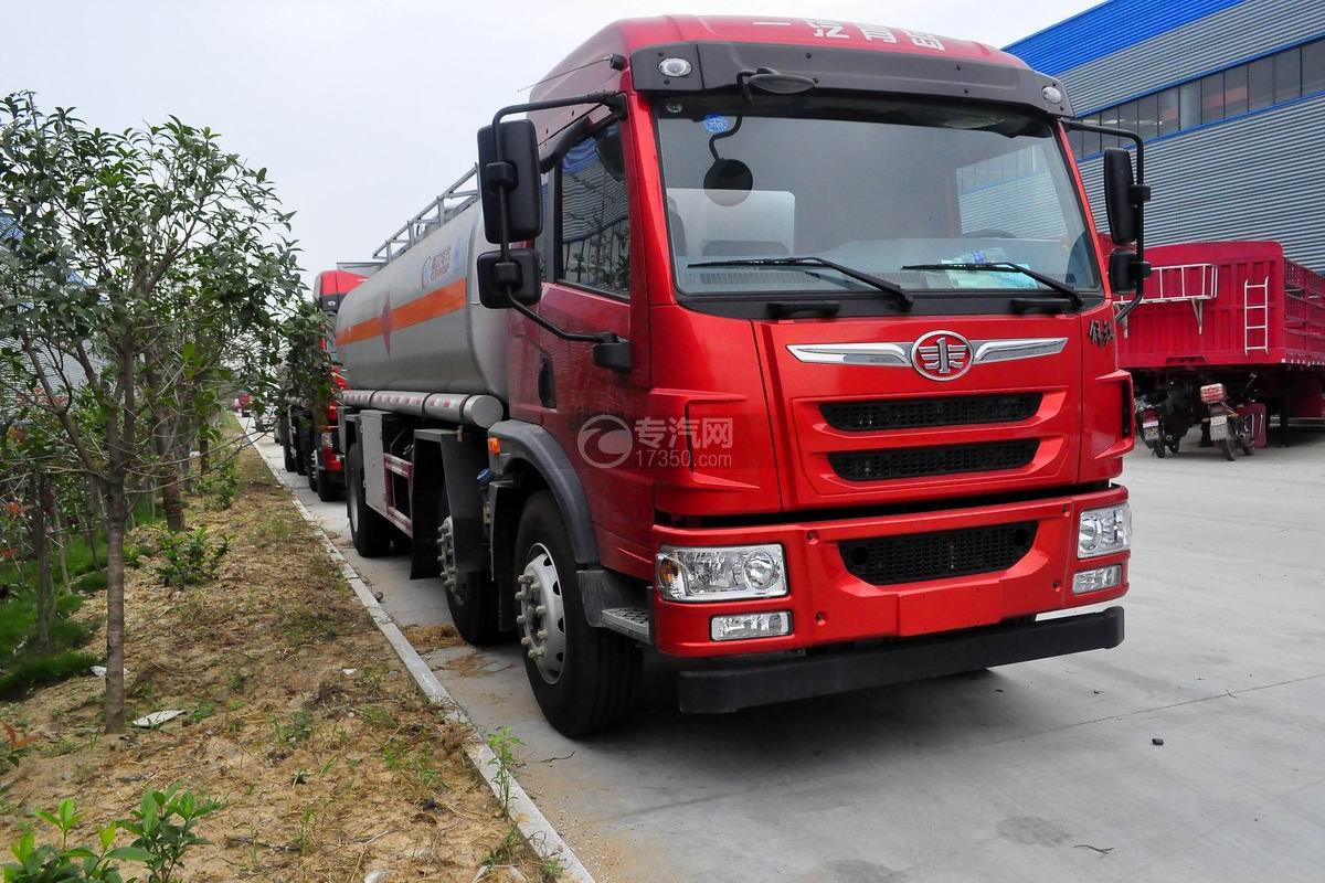 解放龙V小三轴18.3方加油车