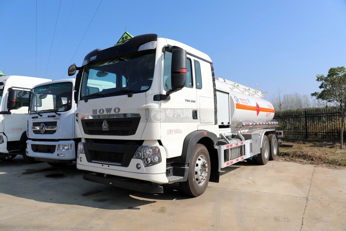重汽豪沃后双桥14.7方航空煤油车