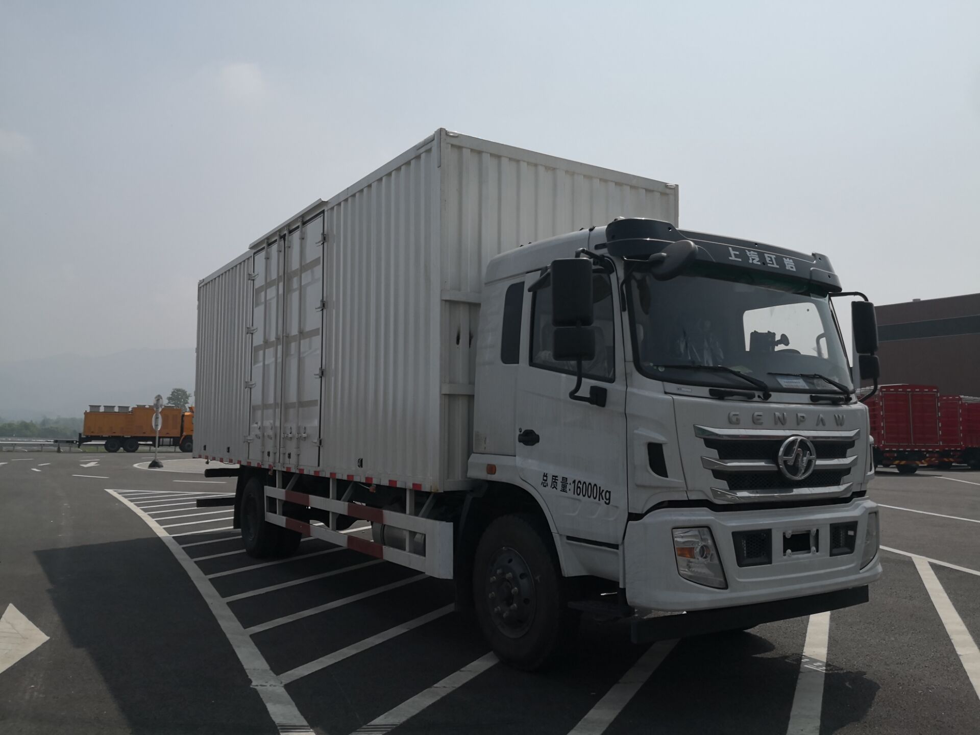 cq5166xxyakdg561厢式运输车