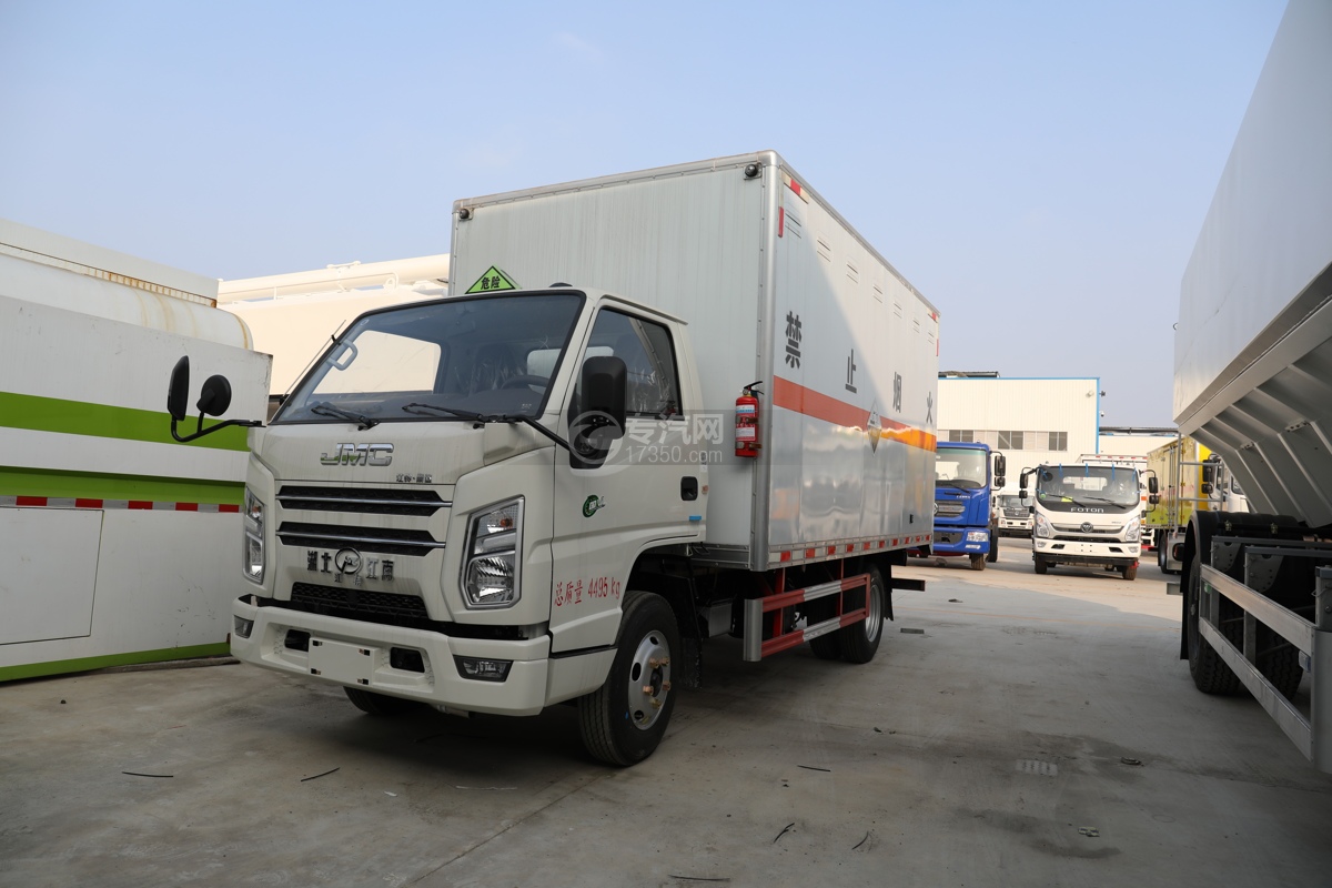 江铃顺达宽体国六4.08米腐蚀性物品厢式运输车