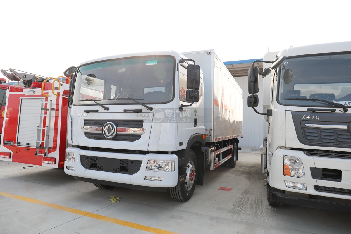 东风多利卡D9国六6.8米腐蚀性物品厢式运输车