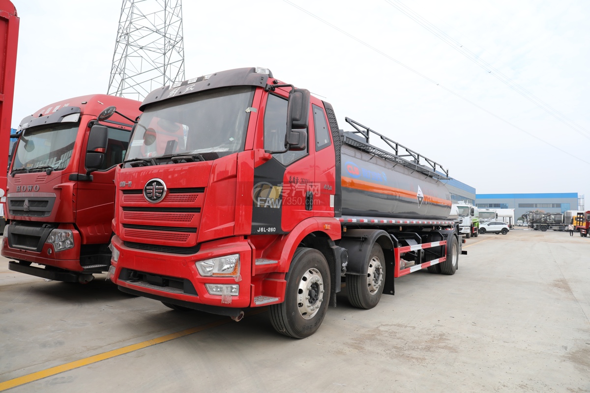 解放J6L小三轴国六腐蚀性物品罐式运输车
