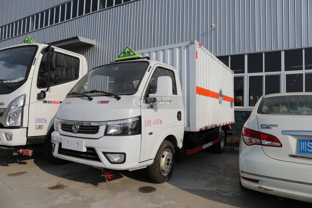东风途逸国六3.88米杂项危险物品厢式运输车