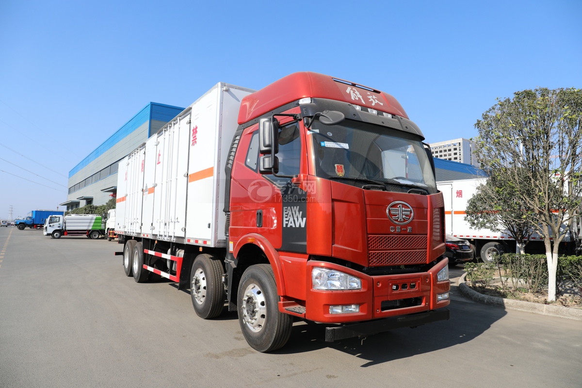 解放J6前四后八国五9.3米杂项危险物品厢式运输车