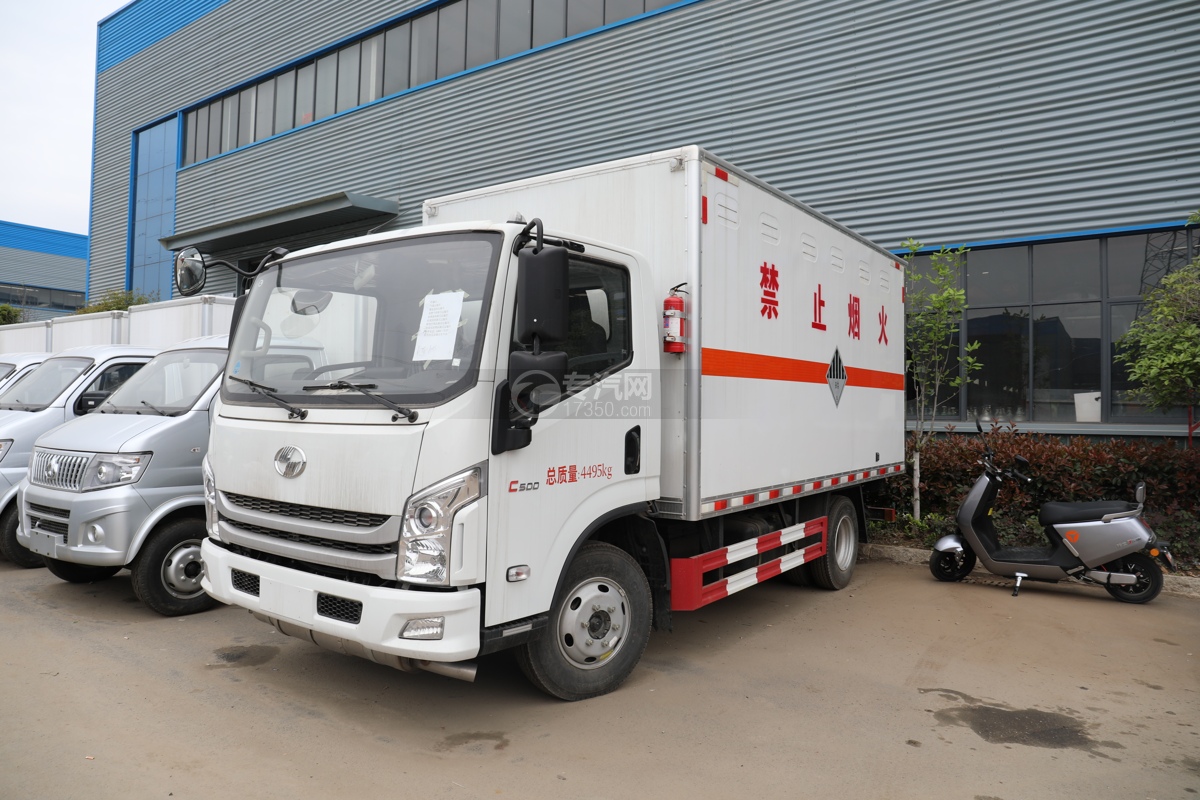 跃进超运C500国六4.1米杂项危险物品厢式运输车