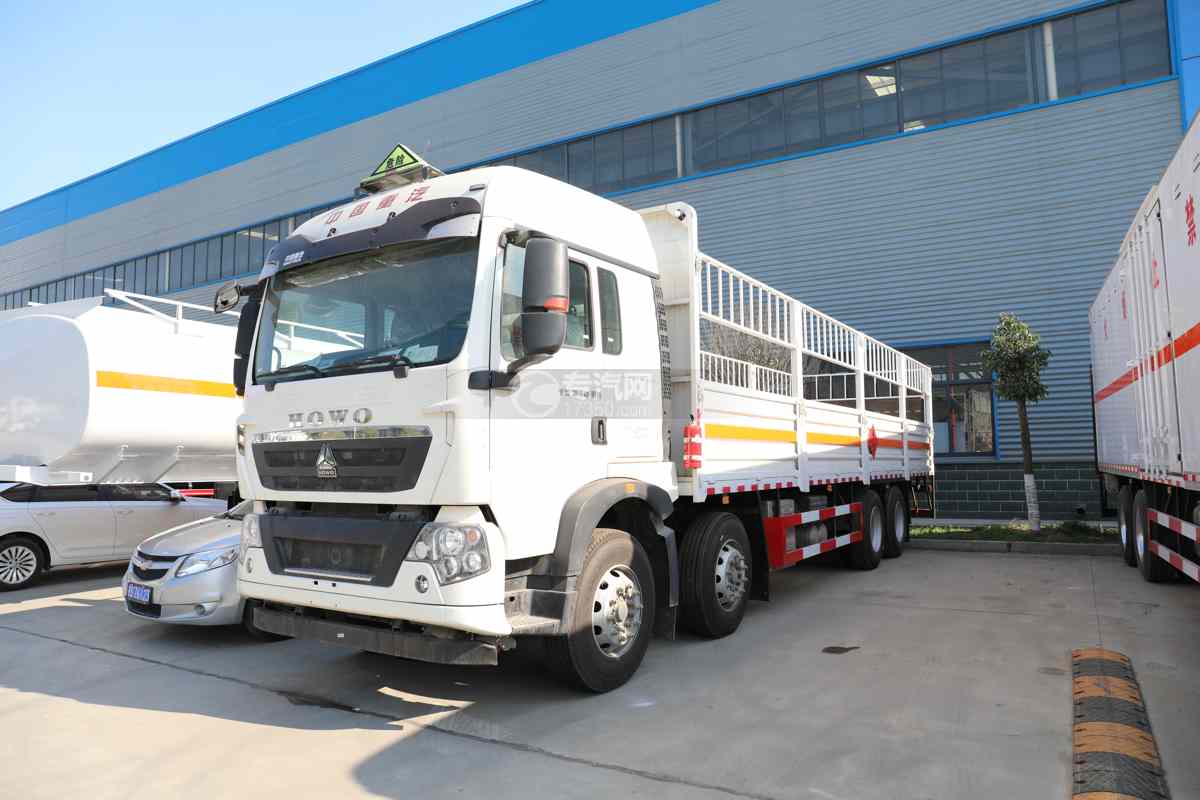 重汽豪沃TX前四后八国六9.4米气瓶运输车（仓栏式）