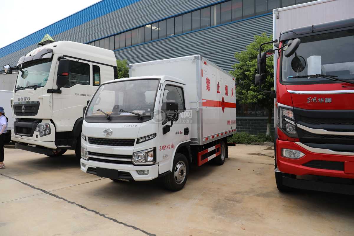 跃进福运S80国六3.3米易燃液体厢式运输车
