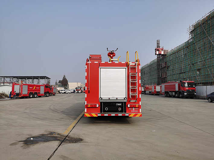 汉江牌重汽豪沃双排8方水罐消防车