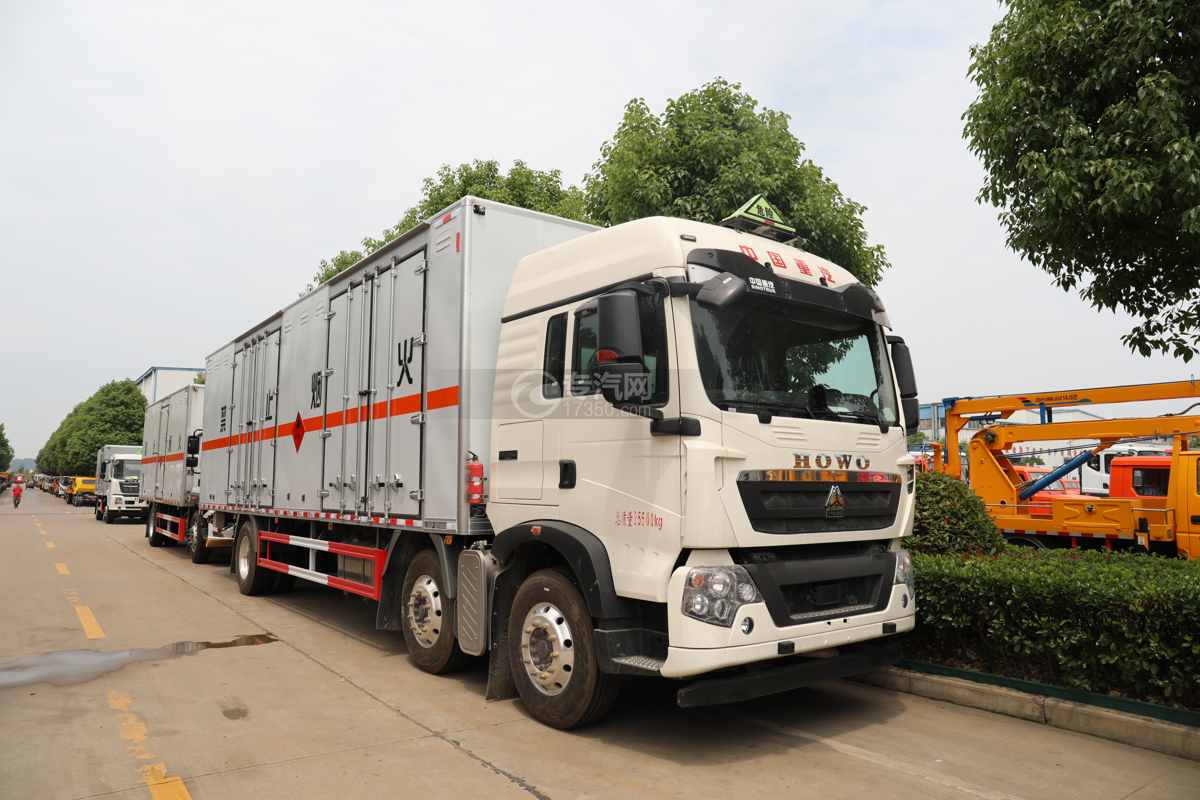 重汽豪沃TX小三轴国六9.43米易燃液体厢式运输车