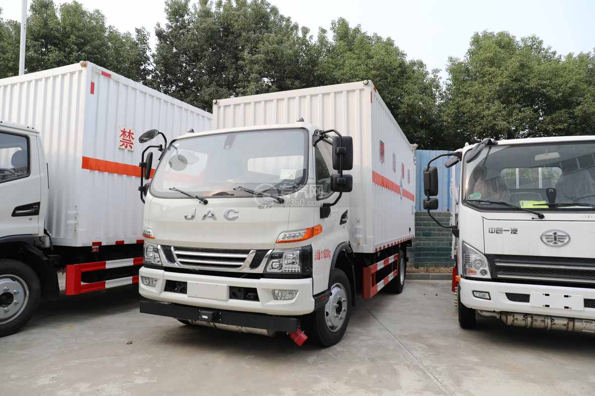 江淮骏铃V7国六5.2米杂项物品厢式运输车