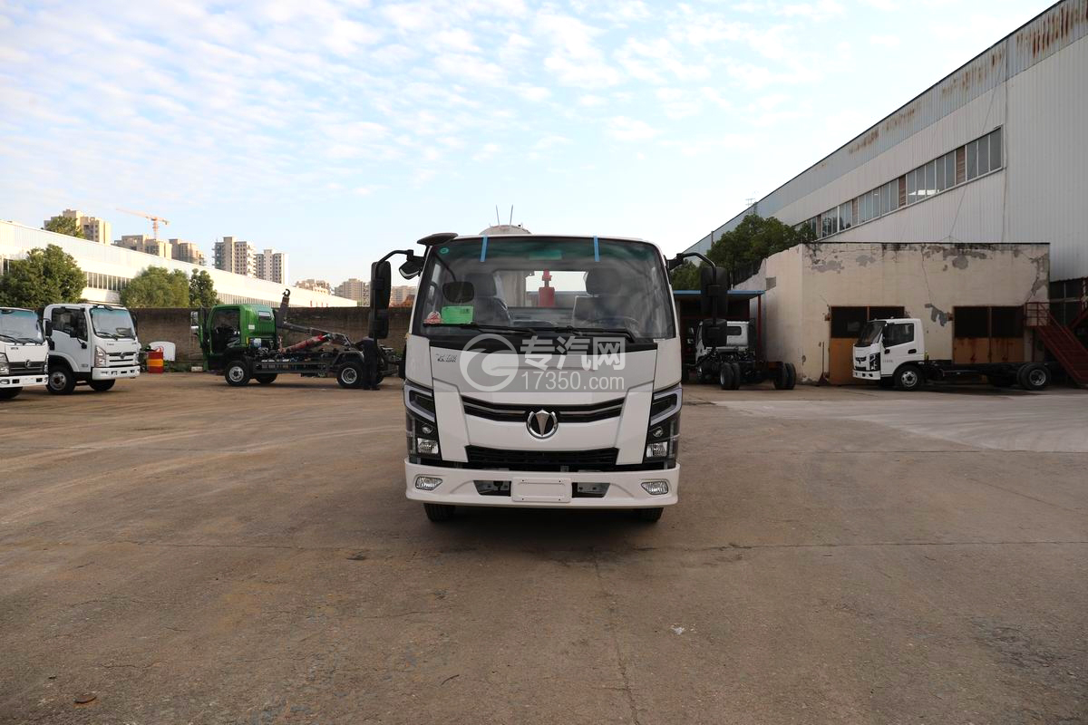 飞碟奥驰V5蓝牌地库勾臂垃圾车正面图