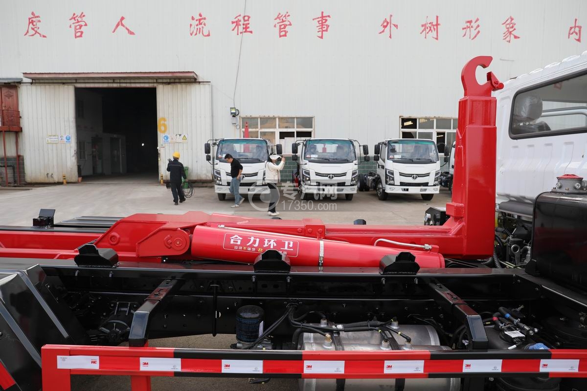 飞碟奥驰V5蓝牌地库勾臂垃圾车主勾臂