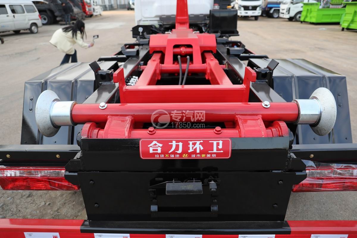 飞碟奥驰V5蓝牌地库勾臂垃圾车后滚轮