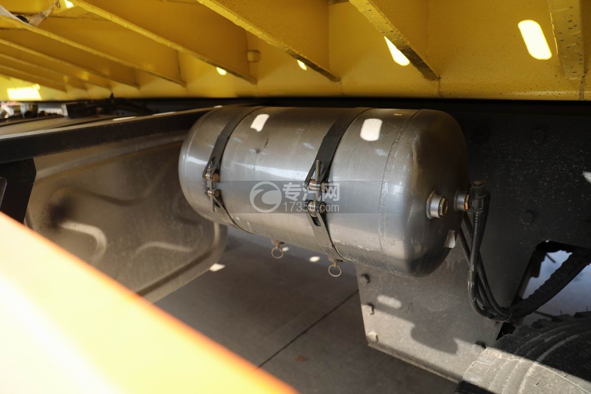 陕汽轩德X6一拖二清障车（18吨）储气罐