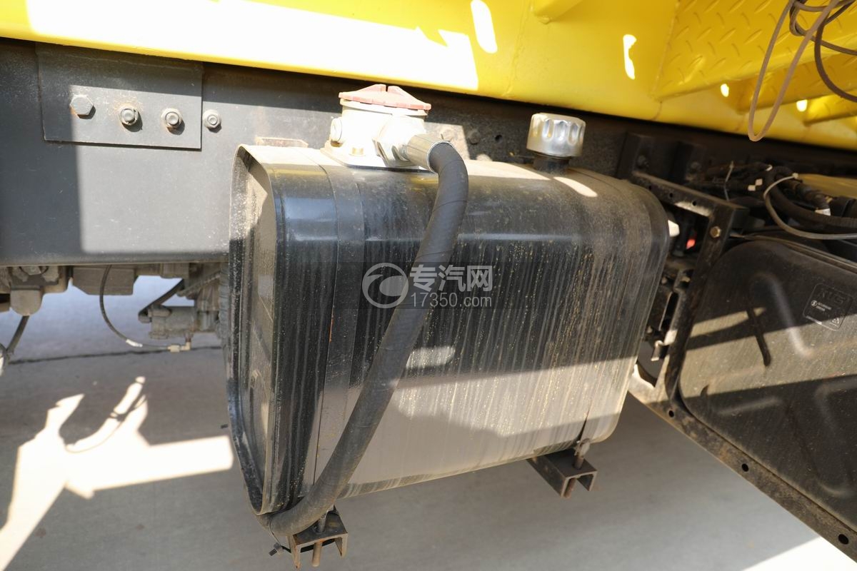 陕汽轩德X6一拖二清障车（18吨）尾板液压油箱