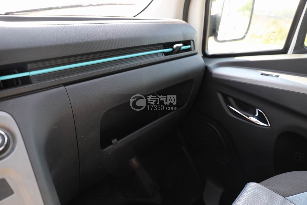 江淮Vαn宝路5.3方纯电动冷藏车置物箱