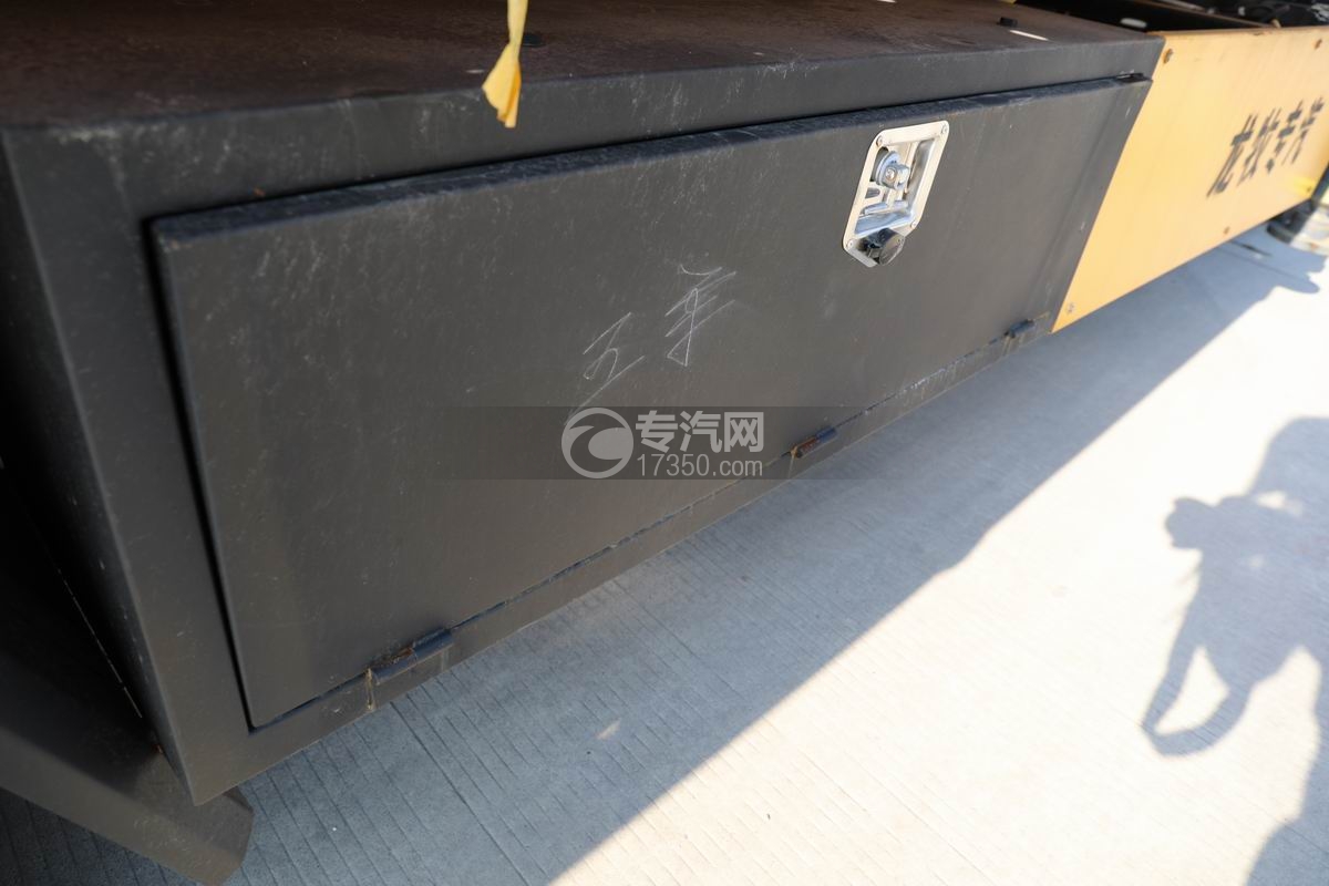 陕汽德龍G1带吊清障车工具箱