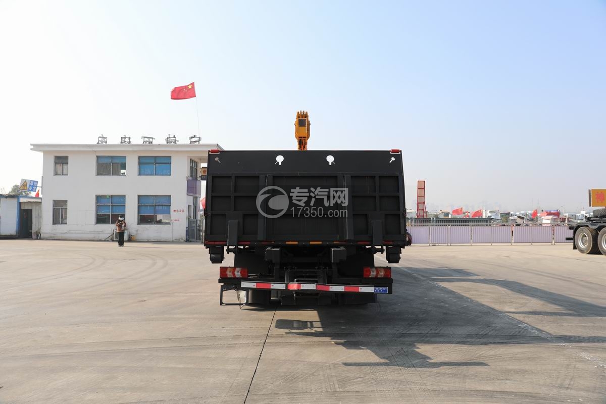 陕汽德龍G1带吊清障车正后面图