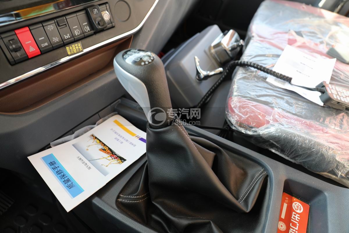 陕汽德御Q200带吊平板清障车变速档杆