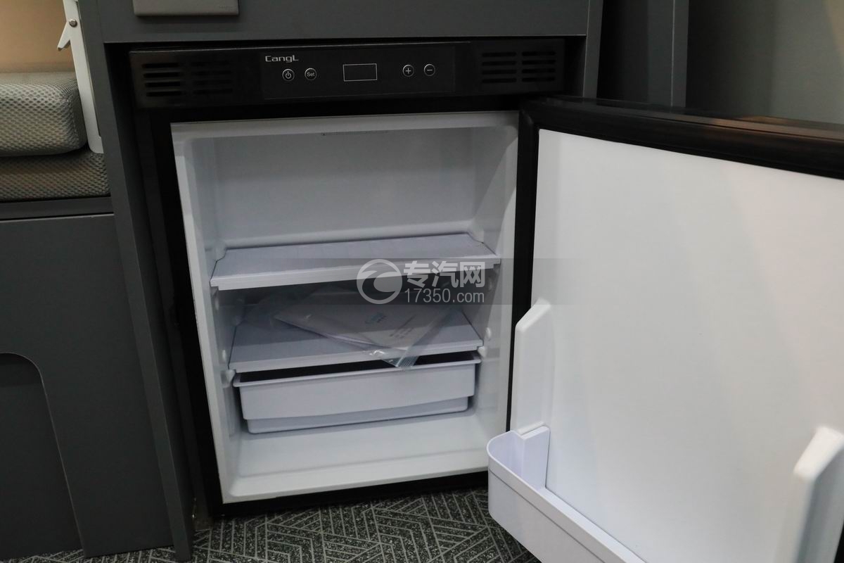 重汽先锋官V宿营车（短轴低顶拼色）餐厨区冰箱