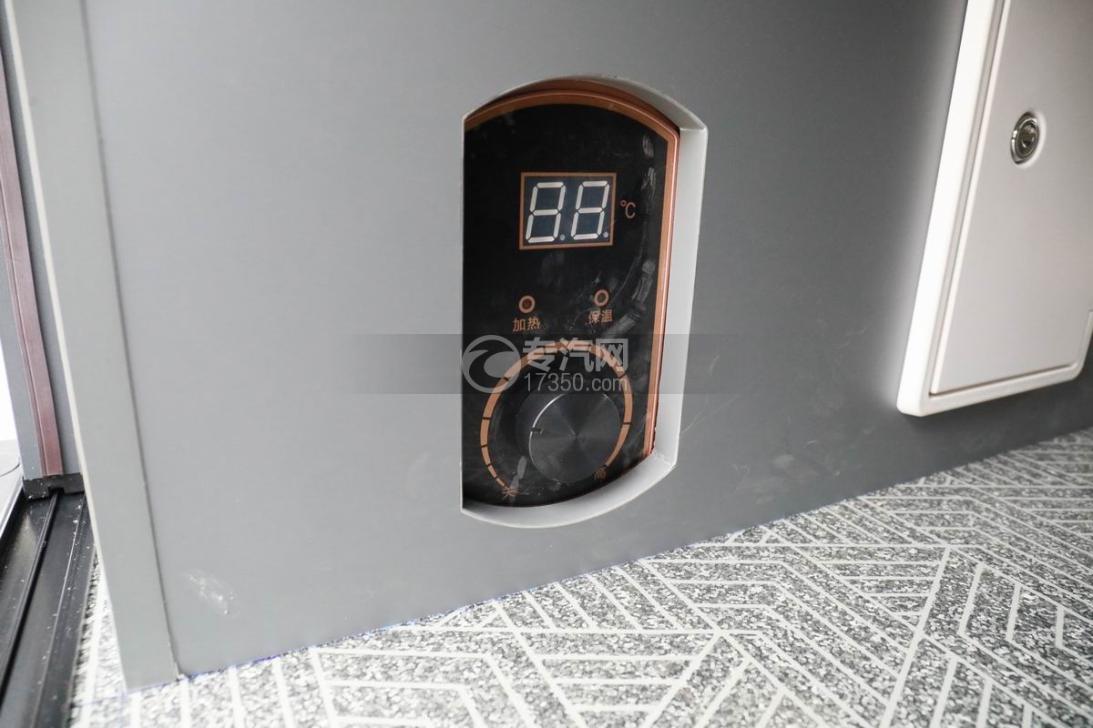 重汽先锋官V宿营车（短轴低顶拼色）热水器