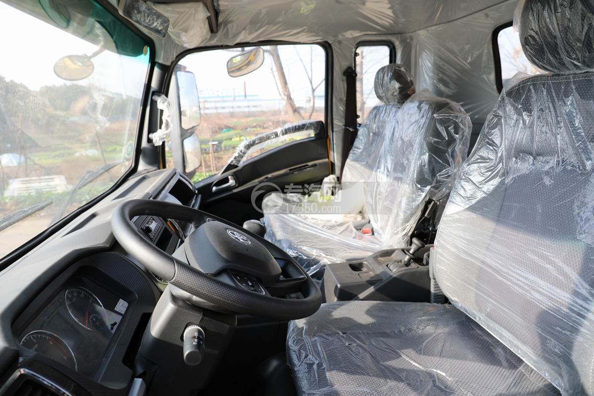三环创客一拖二带吊清障车（12吨）驾驶室