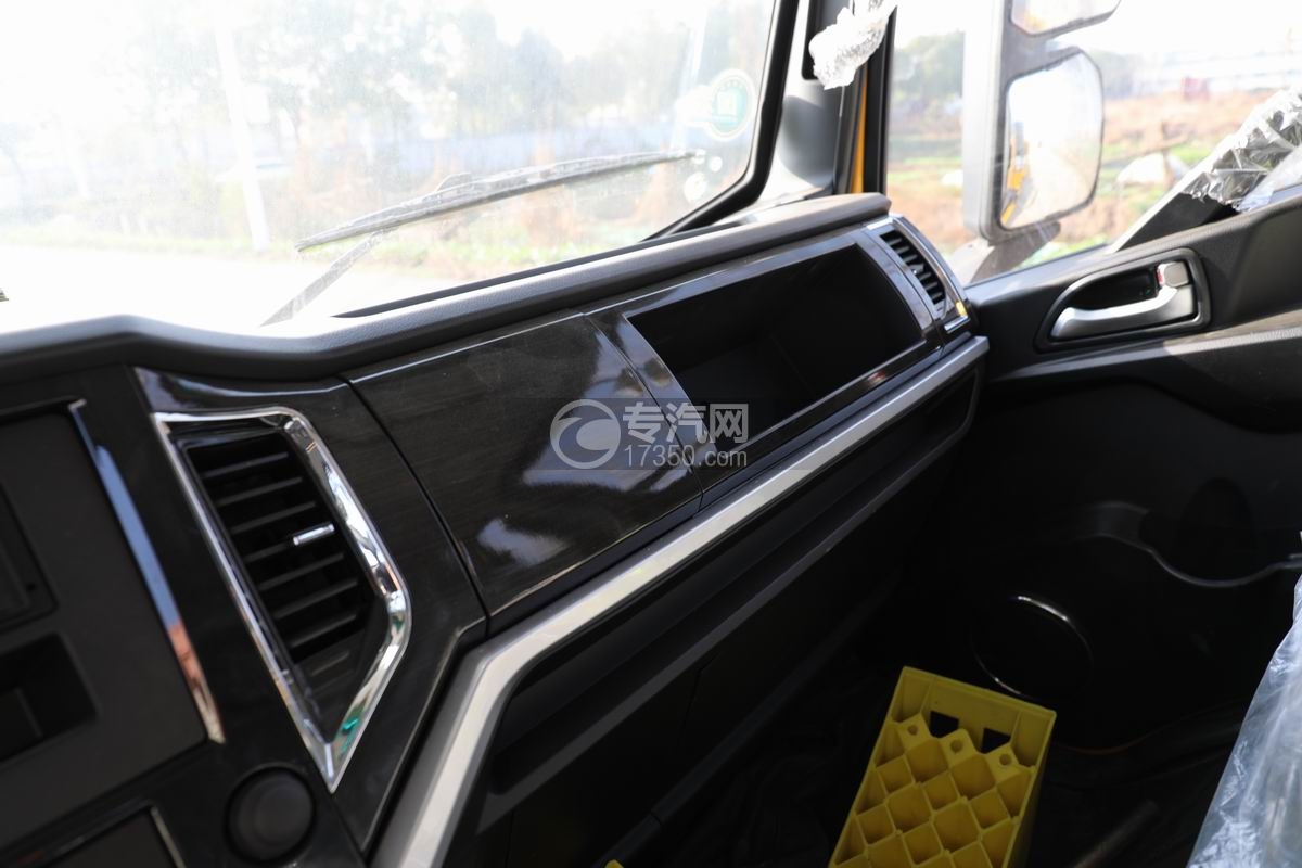 三环创客一拖二带吊清障车（12吨）驾驶室储物箱