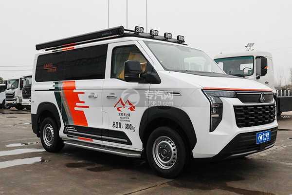 重汽先锋官V宿营车（低顶）右前45度图