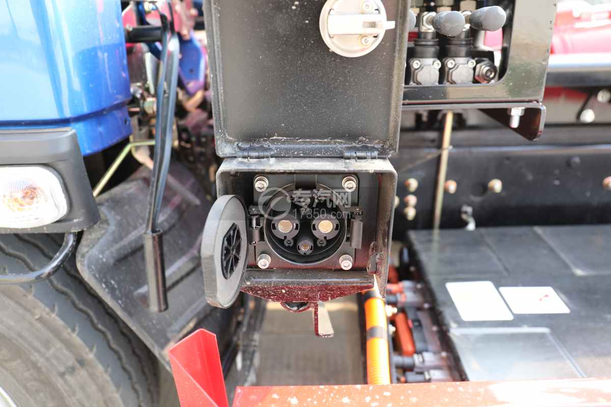 飞碟V5纯电动勾臂垃圾车充电接口