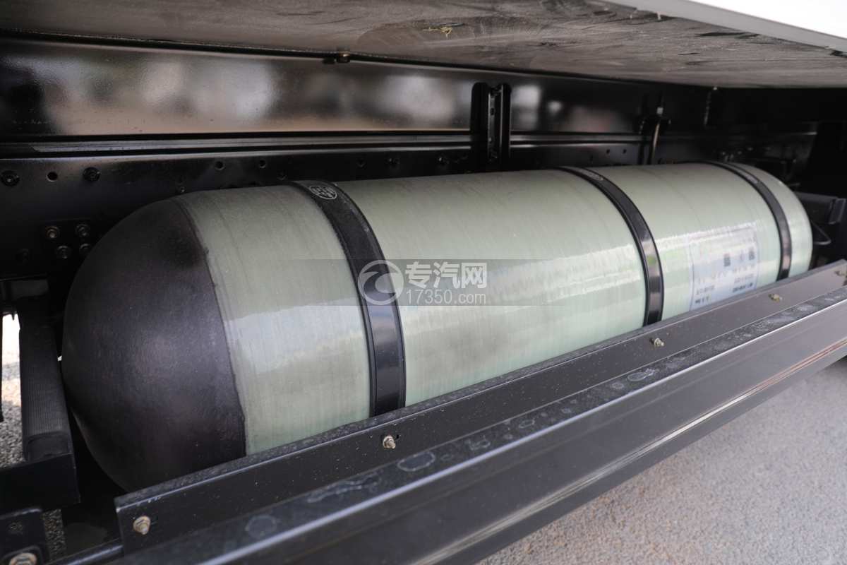 飞碟奥驰天然气CNG冷藏车 CNG气瓶