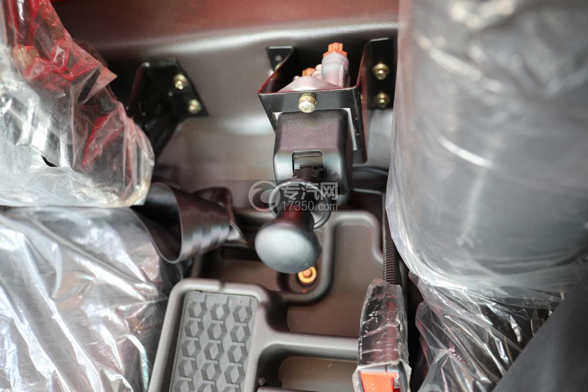飞碟奥驰V6重载蓝牌平板车气刹