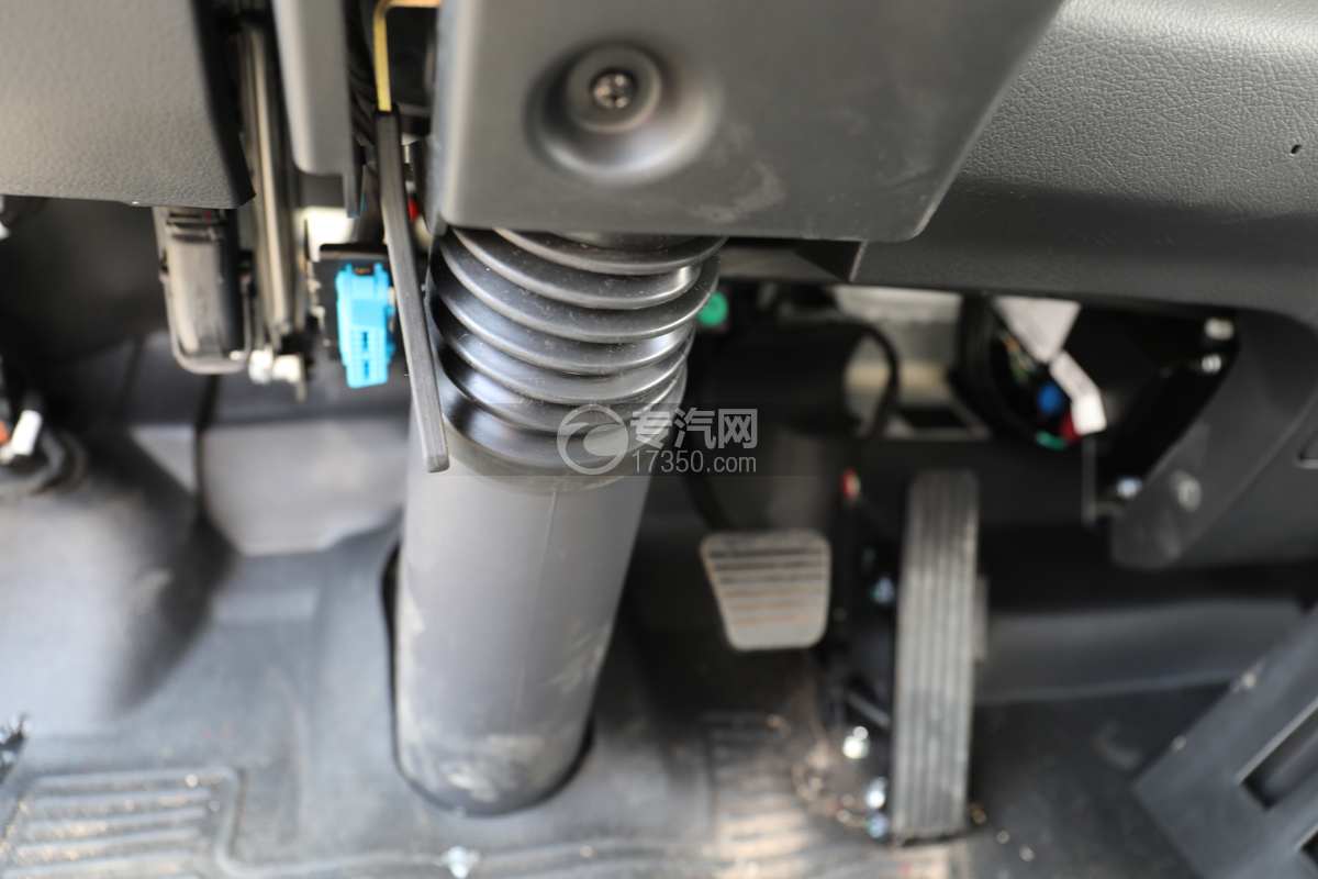 江淮帅铃ES6纯电冷藏车（100.46 kwh)脚刹板