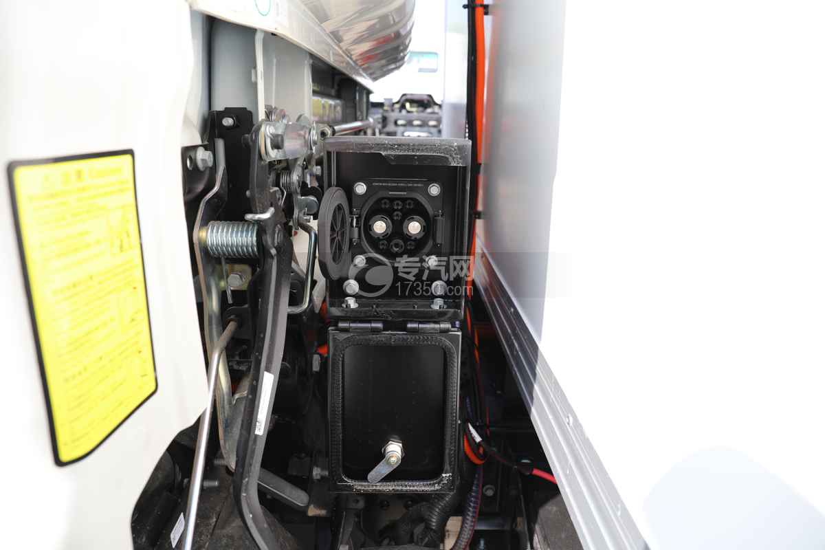江淮帅铃ES6纯电冷藏车（100.46 kwh)充电接口