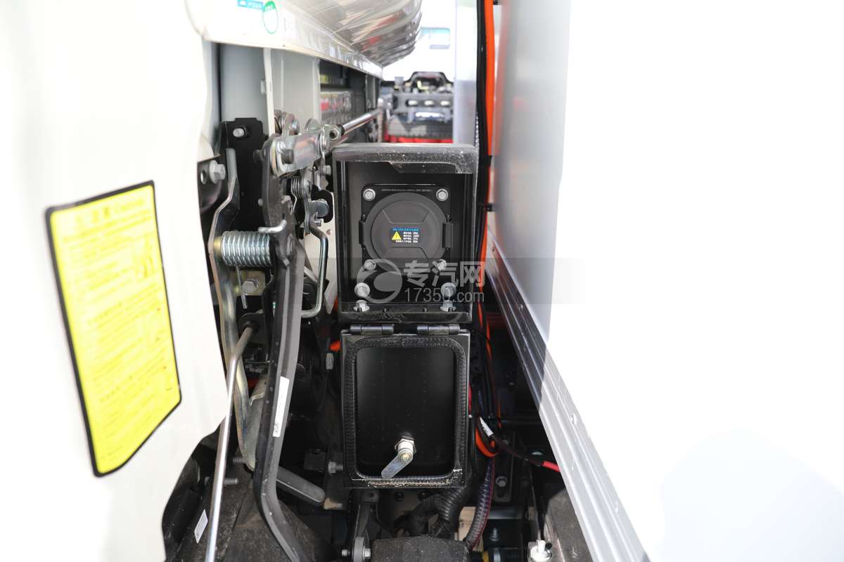江淮帅铃ES6纯电冷藏车（100.46 kwh)充电接口