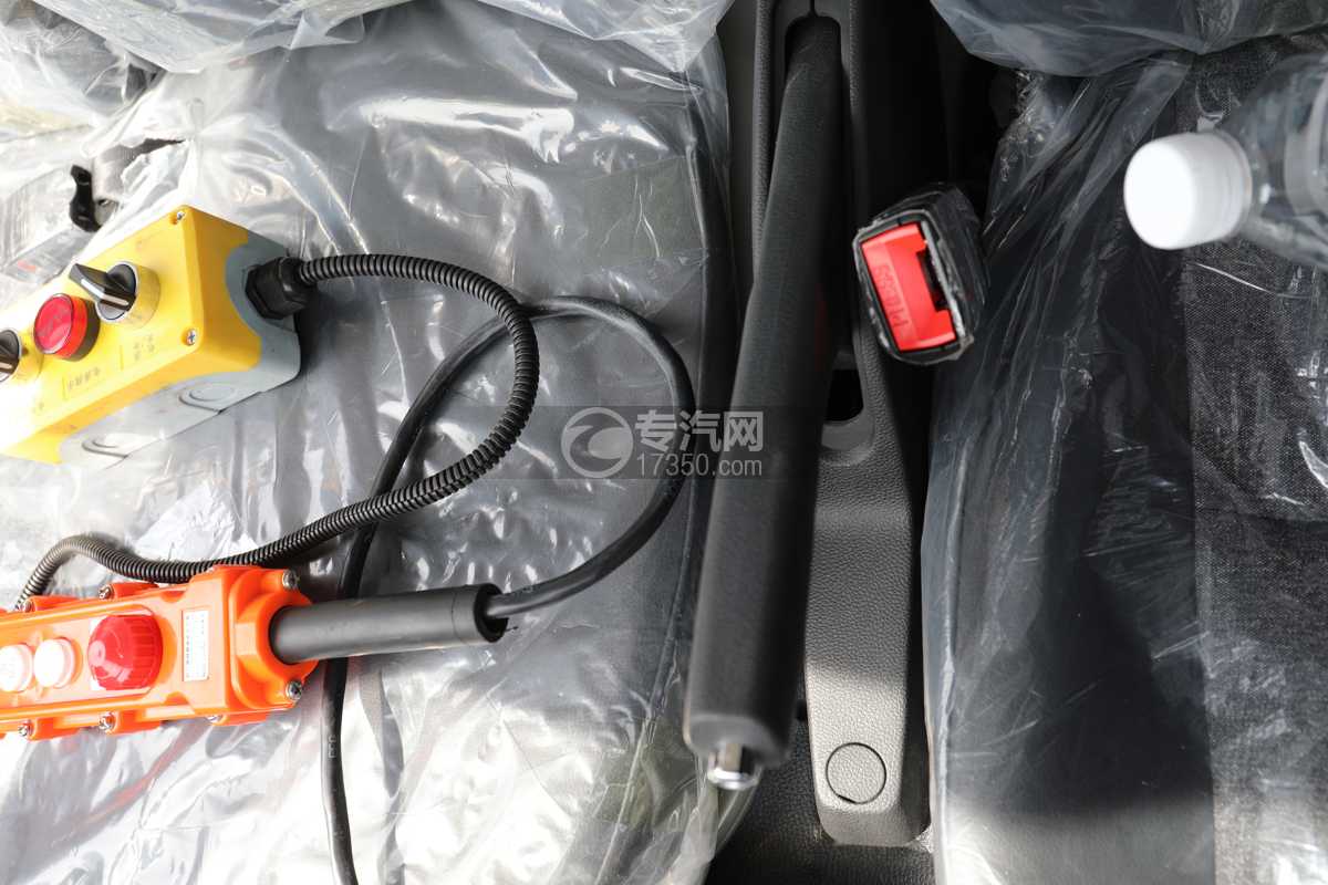 飞碟纯电动勾臂垃圾车手刹