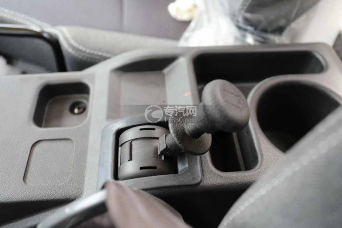 湖北大运一拖二带吊清障车气刹