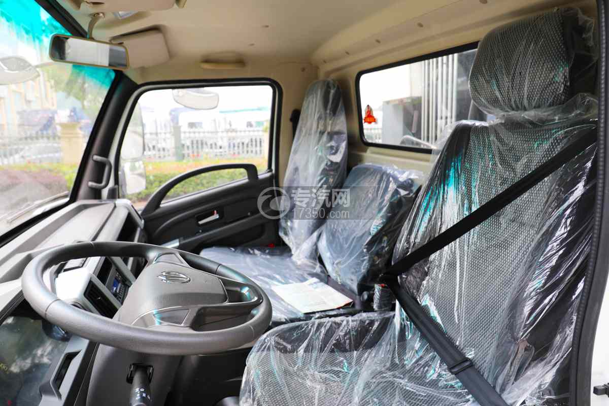 飞碟奥驰V5纯电动压缩垃圾车驾驶室细节图
