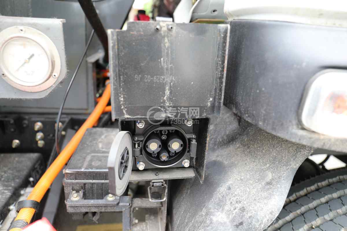 飞碟奥驰V5纯电动压缩垃圾车充电接口