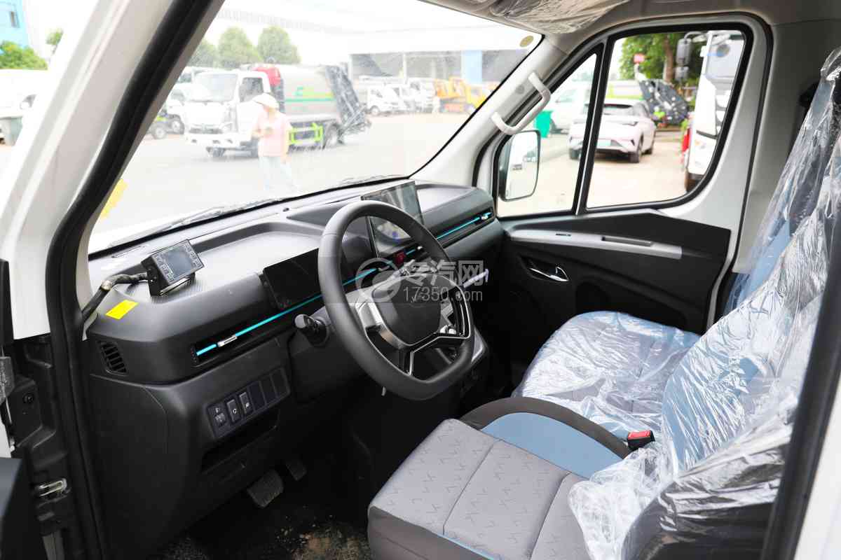 江淮Vαn宝路7.5方-63.75Kwh领航版纯电动冷藏车驾驶室细节图