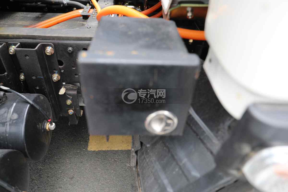 飞碟奥驰7方纯电绿牌压缩垃圾车充电接口