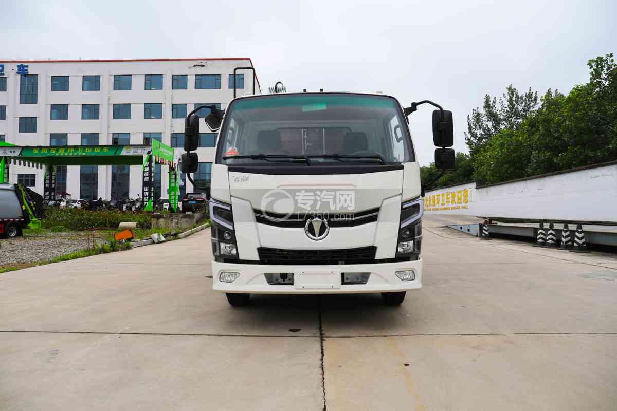 飞碟奥驰EV5（7.7方）纯电绿牌压缩垃圾车正面图